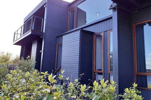 Amazing Unique Five-Star Waterfront Retreat - Wagga Wagga Accommodation 1
