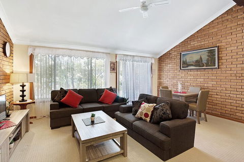 Macadamia Court, 2/8 Government Road - Wagga Wagga Accommodation 2