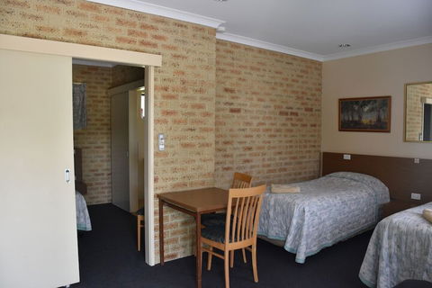 Valley Views Motel & Chalets - Wagga Wagga Accommodation 2