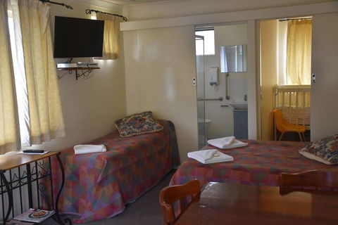 Valley Views Motel & Chalets - Wagga Wagga Accommodation 1