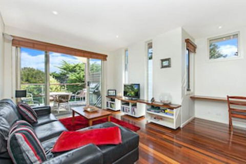 CASTWOOD VILLA No. 1 - Accommodation Airlie Beach 0