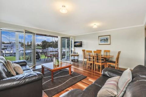 JOHANSSONS PERCH No. 1 - Holiday Sydney 0