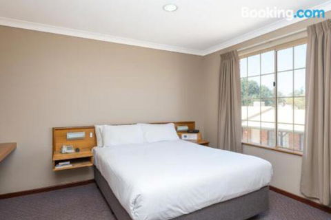 MIDAS MOTEL KALGOORLIE - Accommodation Sunshine Coast 2