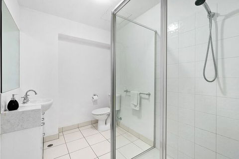 LIZZI, Melbourne Studio Apartment - Townsville Tourism 1