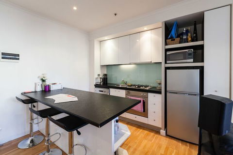 CLAUDE, 2BDR Melbourne Apartment - Accommodation Airlie Beach 3