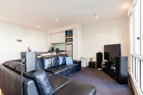 CLAUDE, 2BDR Melbourne Apartment - Accommodation Airlie Beach 0