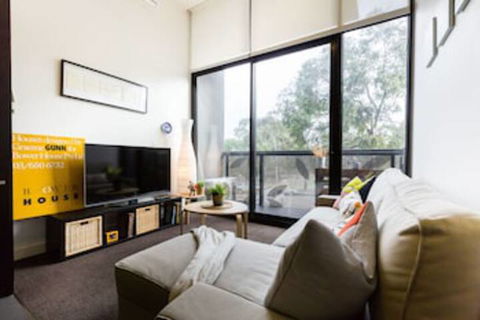GEORGE, 1BDR North Melbourne Apartment - Lightning Ridge Tourism 0