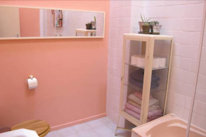 MONIKA, 1BDR Collingwood Apartment - thumb 6