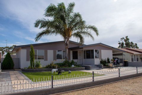 Chrissies Palace Hostel - Casino Accommodation 2