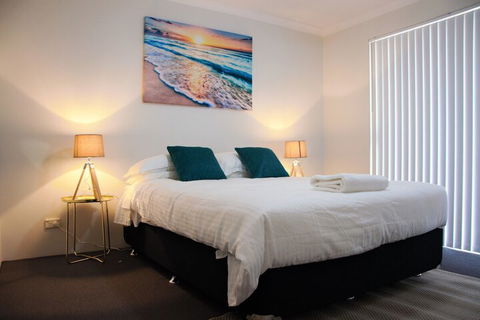 Azure Villa - Hobart Tourism 5