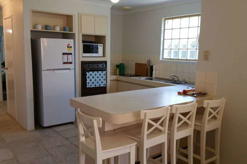 Azure Villa - Hobart Tourism 3