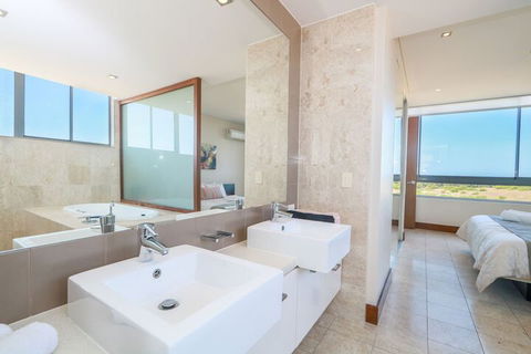 Luxury 2 Bed Apartment Located In The Santai Resort - Whitsundays Tourism 5