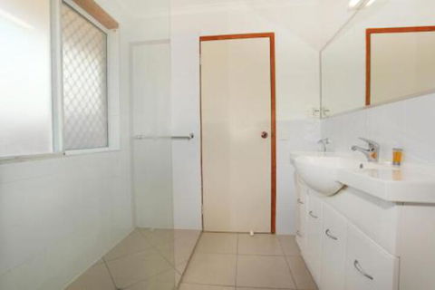 2 Eastern Court Mount Coolum 400 DOLLAR BOND Pet Friendly LINEN INCLUDED - Holiday Melbourne 0