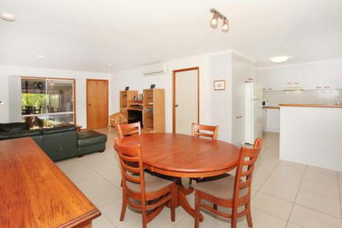 2 Eastern Court Mount Coolum 400 DOLLAR BOND Pet Friendly LINEN INCLUDED - Holiday Melbourne 6