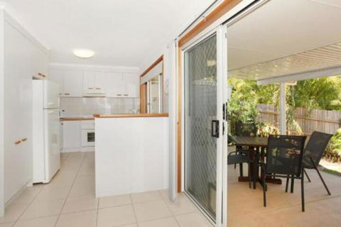 2 Eastern Court Mount Coolum 400 DOLLAR BOND Pet Friendly LINEN INCLUDED - Holiday Melbourne 2