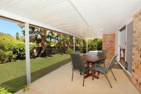 2 Eastern Court Mount Coolum 400 DOLLAR BOND Pet Friendly LINEN INCLUDED - Holiday Melbourne 3