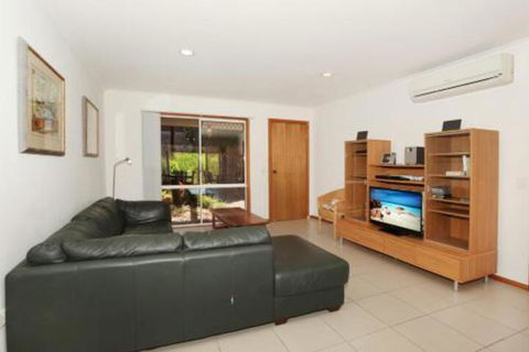 2 Eastern Court Mount Coolum 400 DOLLAR BOND Pet Friendly LINEN INCLUDED - Holiday Melbourne 1