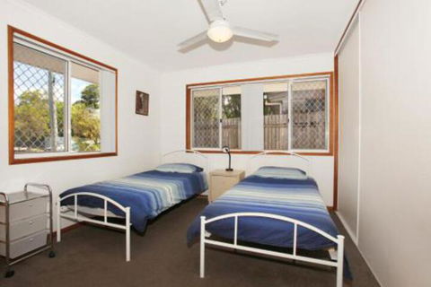 2 Eastern Court Mount Coolum 400 DOLLAR BOND Pet Friendly LINEN INCLUDED - Holiday Melbourne 4