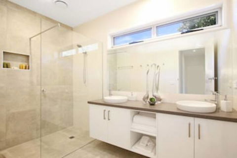18 On Rayner - Swish Apartment Myrtleford - Accommodation QLD 0