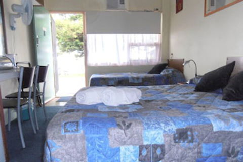 Black Swan Waterfront Motel Not Suitable For Children - Whitsundays Tourism 6
