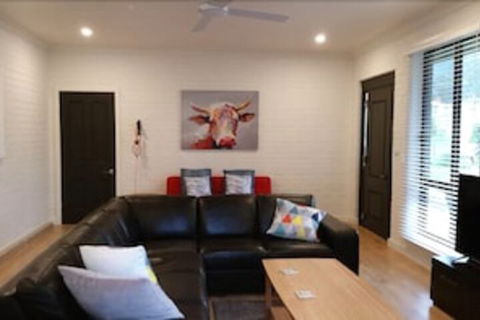 Bright At Home Cosy Cottage - Townsville Tourism 2
