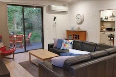 Bright At Home Cosy Cottage - Townsville Tourism 3