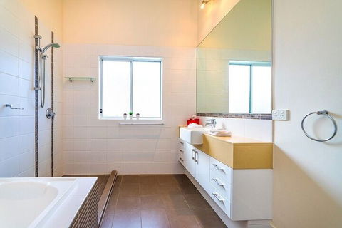 Bayhill Manor In Sanctuary Cove - Mackay Tourism 1