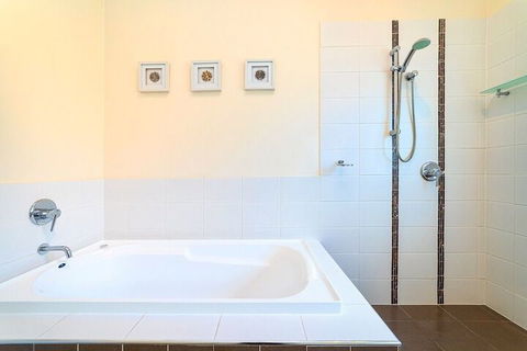 Bayhill Manor In Sanctuary Cove - Mackay Tourism 2