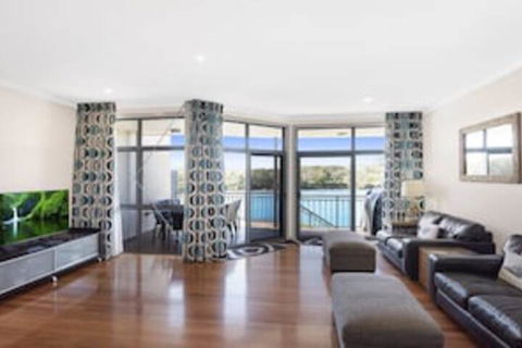 Absolute Creek Front Villa - Victoria Tourism 0