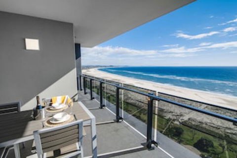 Iconic Kirra Beach Resort - Mackay Tourism 0