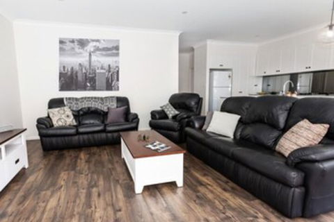 4 Bedroom Inner City Townhouse â€“ Sleeps 9 - Lightning Ridge Tourism 0