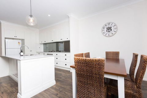 4 Bedroom Inner City Townhouse â€“ Sleeps 9 - Lightning Ridge Tourism 2