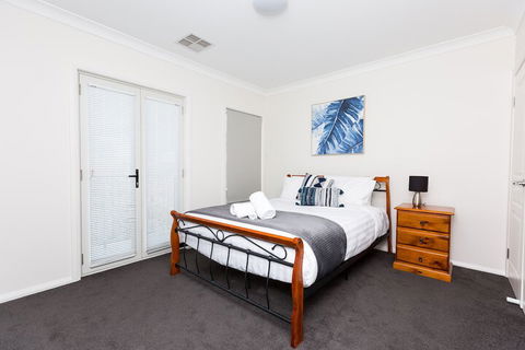4 Bedroom Inner City Townhouse â€“ Sleeps 9 - Lightning Ridge Tourism 6