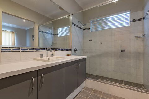 The Lakes House - Whitsundays Tourism 1
