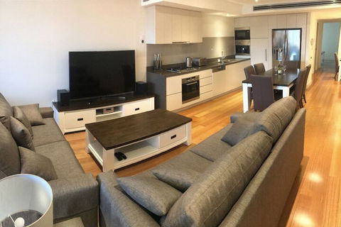 Executive 2 Bedroom Wollongong Apartment - Whitsundays Tourism 6