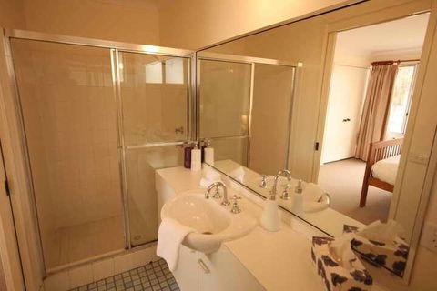 Verona Vineyard Cottage - Broome Tourism 5