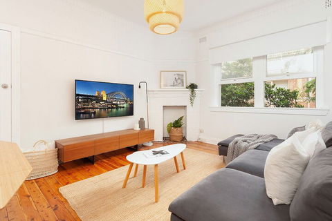 Bright Beachside Curlewis Apartment - Cruises Travel 4
