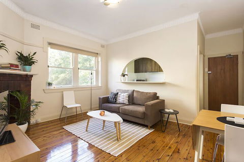 Bright Beachside Curlewis Apartment - Cruises Travel 3