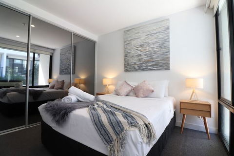Queen Of Northcote Views Rejuvenate Stays - Accommodation Fremantle 3