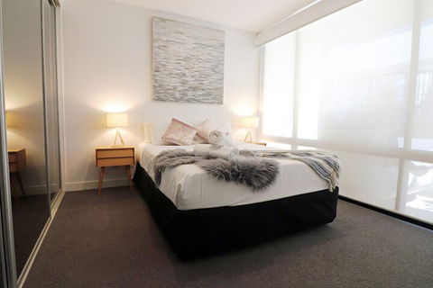 Queen Of Northcote Views Rejuvenate Stays - Accommodation Fremantle 2