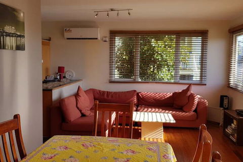 Spacious 2-Storey Home By The Bay: Sleeps 12 - Accommodation Newcastle 3