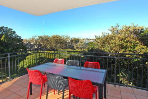 Little Hill 3 2 BDRM Apt On Parkyn Pde - Accommodation Australia 4