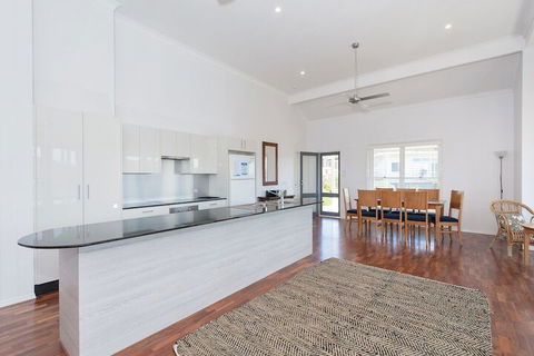 Surf Break Fingal Bay - Accommodation Ballina 2