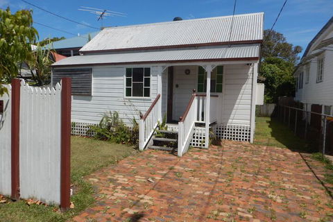 Charming, Private 3-Bedroom Cottage By The Bay - Accommodation Newcastle 4