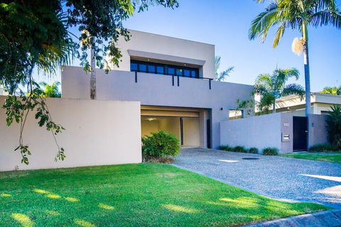 Indulgence On Bay Four - Mackay Tourism 3