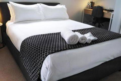 Lakeside Retreat & Business - Accommodation Newcastle 0