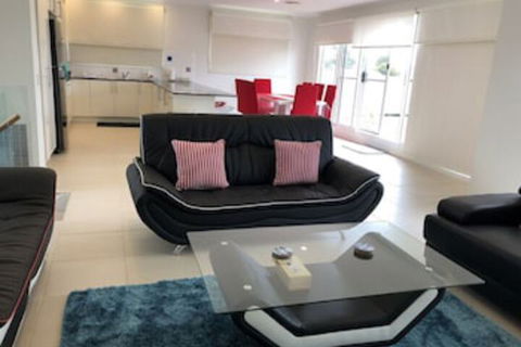 Cowes Holiday Haven Property NO.2 - Lightning Ridge Tourism 0