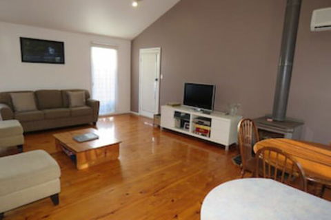 5 Little Penguin Cottage In Cowes - Lightning Ridge Tourism 0