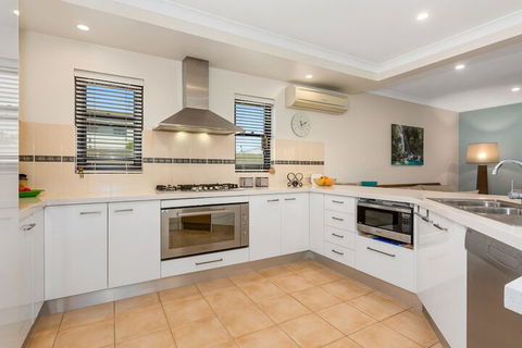 The Doggy Beach House At Salt - Casino Accommodation 4