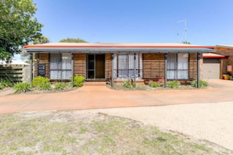 Lowes On The Lakes - NT Tourism 0